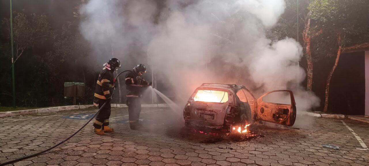 Incêndio em veículo no Morro Santo Antônio, um dos principais cartões-postais de Caraguatatuba