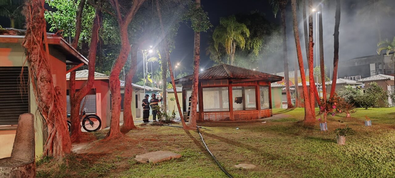 Incêndio em quiosque no cetnro de Caraguatatuba. Foto: Bombeiros