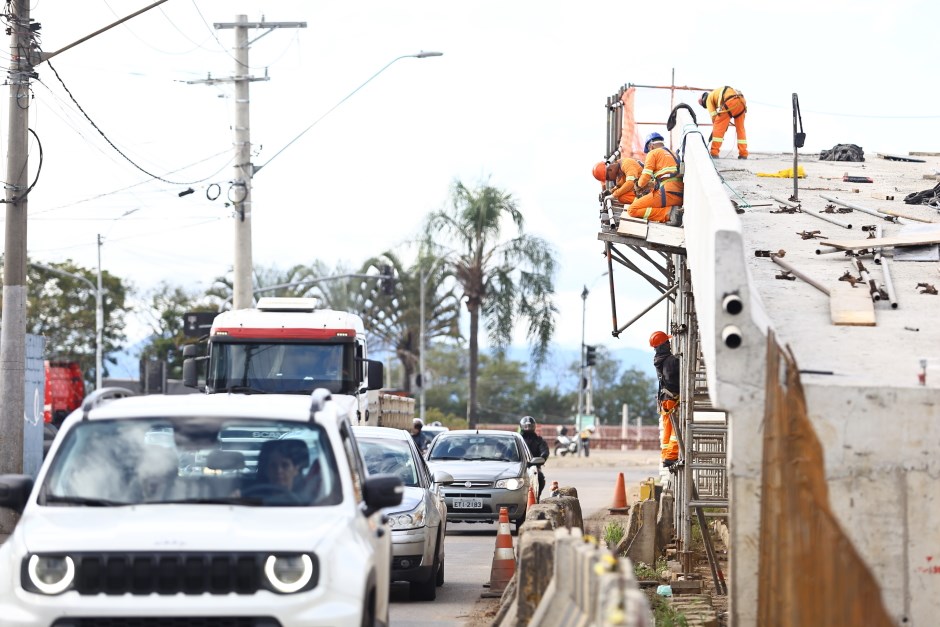 Obras para a realização de rede de drenagem na Av. Sebastião Gualberto