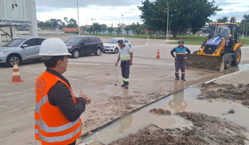 Equipe com geofone pra identificar qual ponto houve o rompimento na adutora