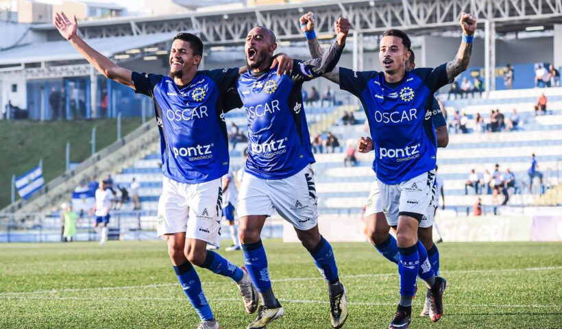 Jogadores do São José EC comemoram vitória maiúscula no estádio Bruno José Daniel