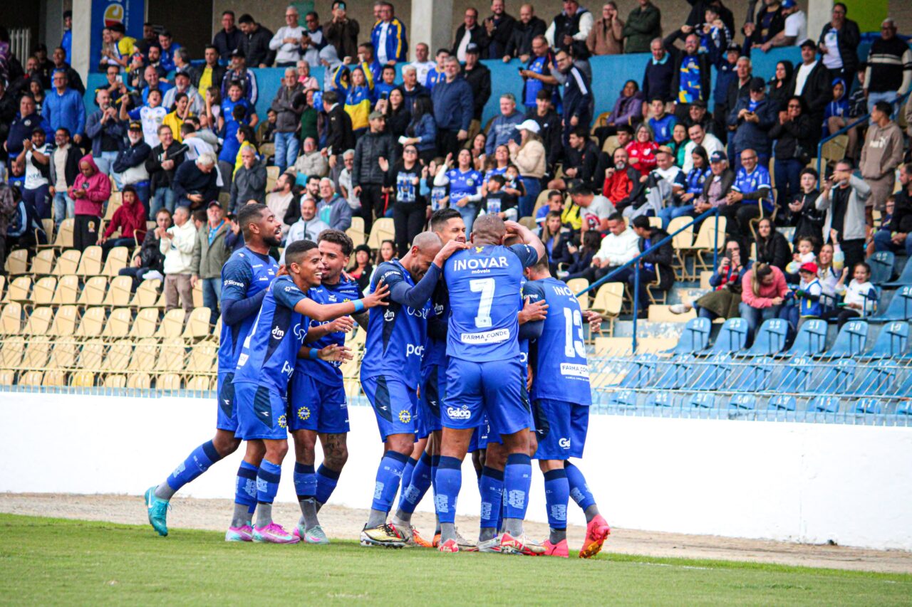 Jogadores do São José EC comemoram vitória sobre o rival EC Taubaté na abertura da Copa Paulista 2025