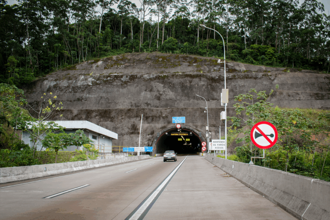 A Concessionária Tamoios informa que, entre os dias 11 e 14 de agosto, os túneis da Serra Nova passarão por manutenção durante o período noturno.
