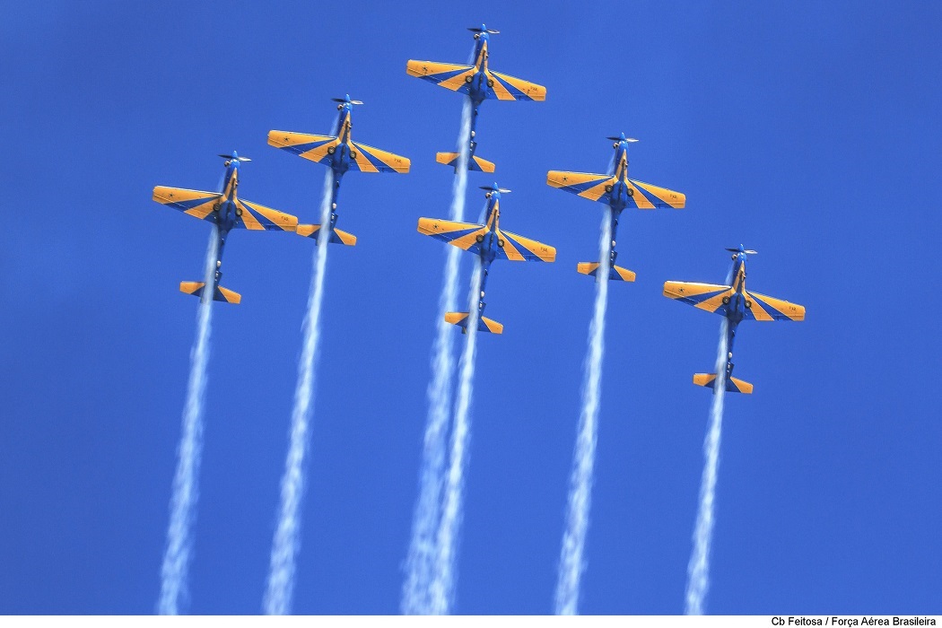 Show aéreo celebra Força Expedicionária e ITA em São José dos Campos