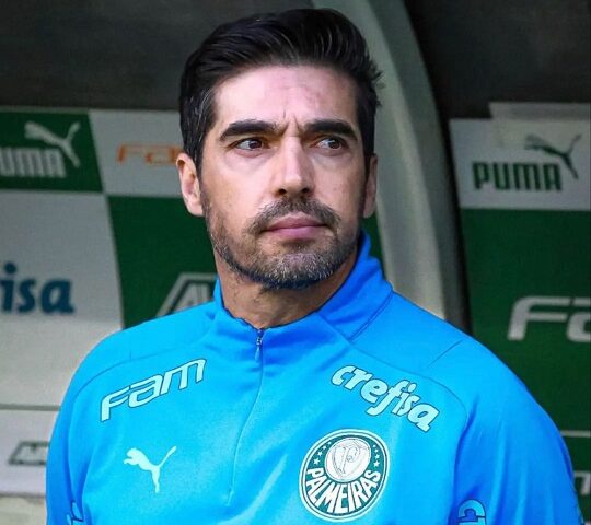 Nem mesmo a vitória por 1 a 0 sobre o Grêmio, neste sábado (26), no Allianz Parque, foi suficiente para deixar o técnico Abel Ferreira satisfeito. Durante a coletiva após o jogo, o comandante do Palmeiras voltou a criticar com veemência o estado do gramado sintético do estádio.