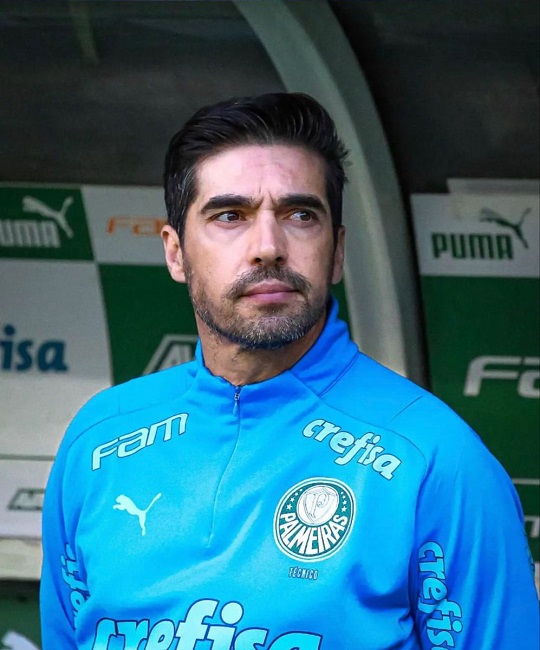 Nem mesmo a vitória por 1 a 0 sobre o Grêmio, neste sábado (26), no Allianz Parque, foi suficiente para deixar o técnico Abel Ferreira satisfeito. Durante a coletiva após o jogo, o comandante do Palmeiras voltou a criticar com veemência o estado do gramado sintético do estádio.