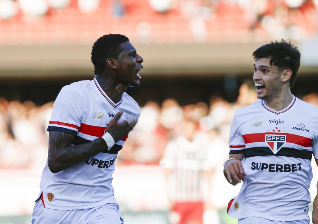 O São Paulo venceu o Fluminense por 3 a 1 neste domingo, 27 de julho de 2025, no Estádio do Morumbis, pela 17ª rodada do Brasileirão, consolidando a terceira vitória seguida na competição