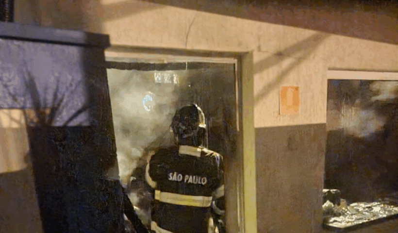 Bombeiros combatem incêndio em depósito de pousada em Ubatuba