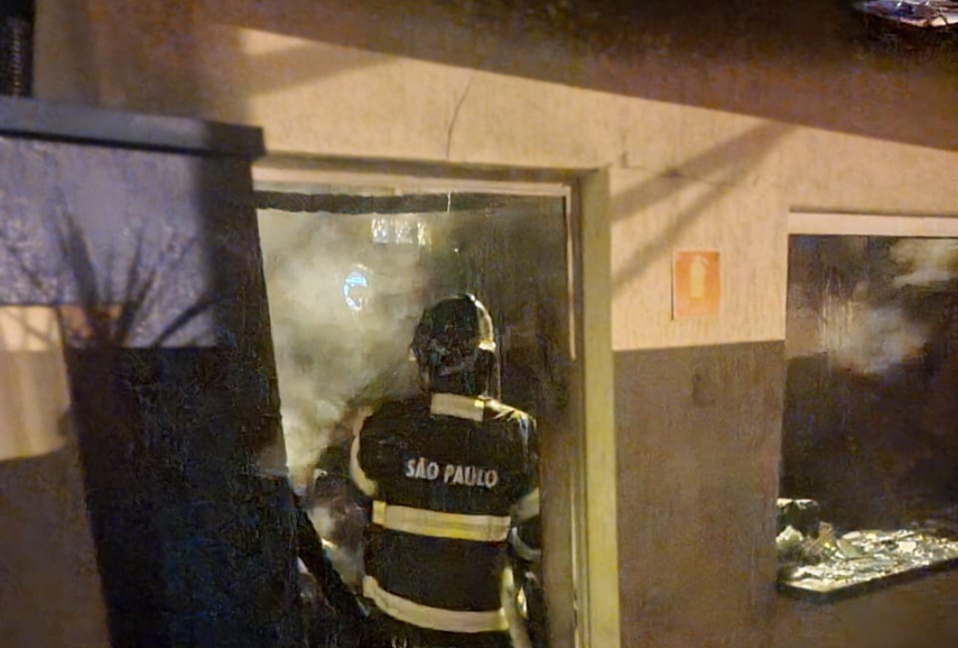 Bombeiros combatem incêndio em depósito de pousada em Ubatuba