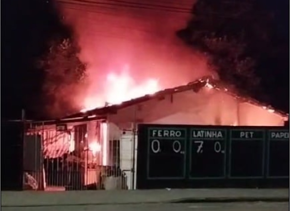 Depósito de reciclagem pega fogo em Taubaté