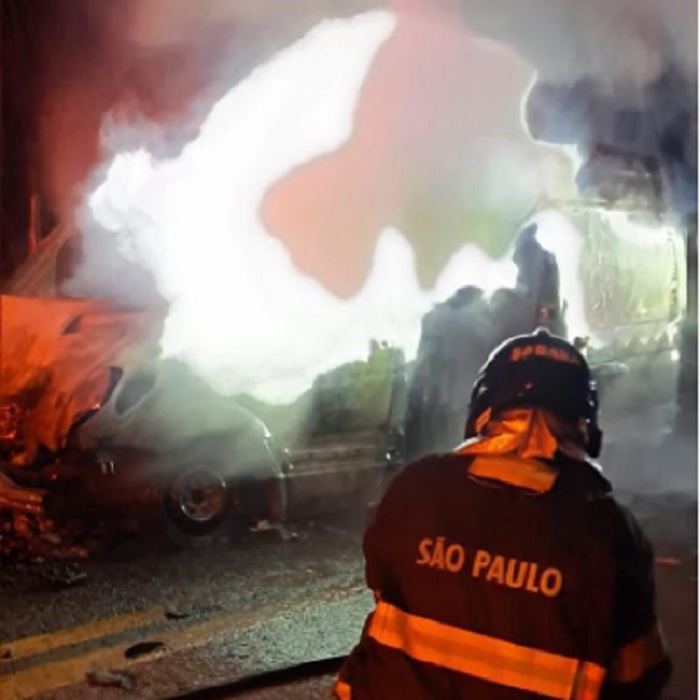 Incêndio atinge ambulância da Prefeitura de Ubatuba após pane elétrica na Rodovia Oswaldo Cruz