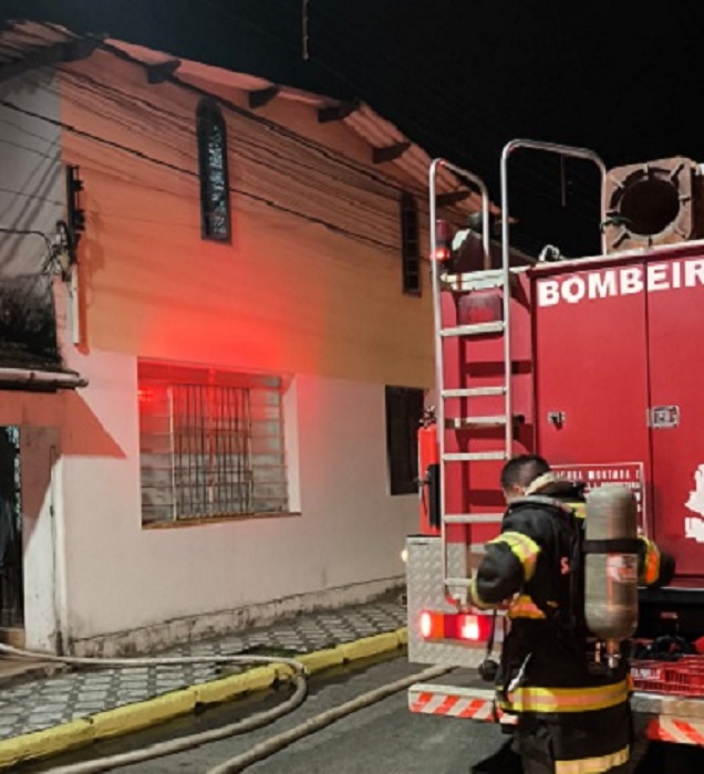Incêndio atinge ateliê na região central de Ubatuba