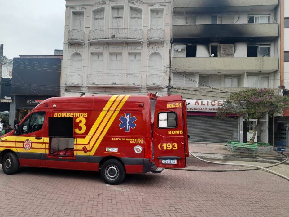 Incêndio atinge apartamento no centro de Guaratinguetá e mobiliza Corpo de Bombeiros