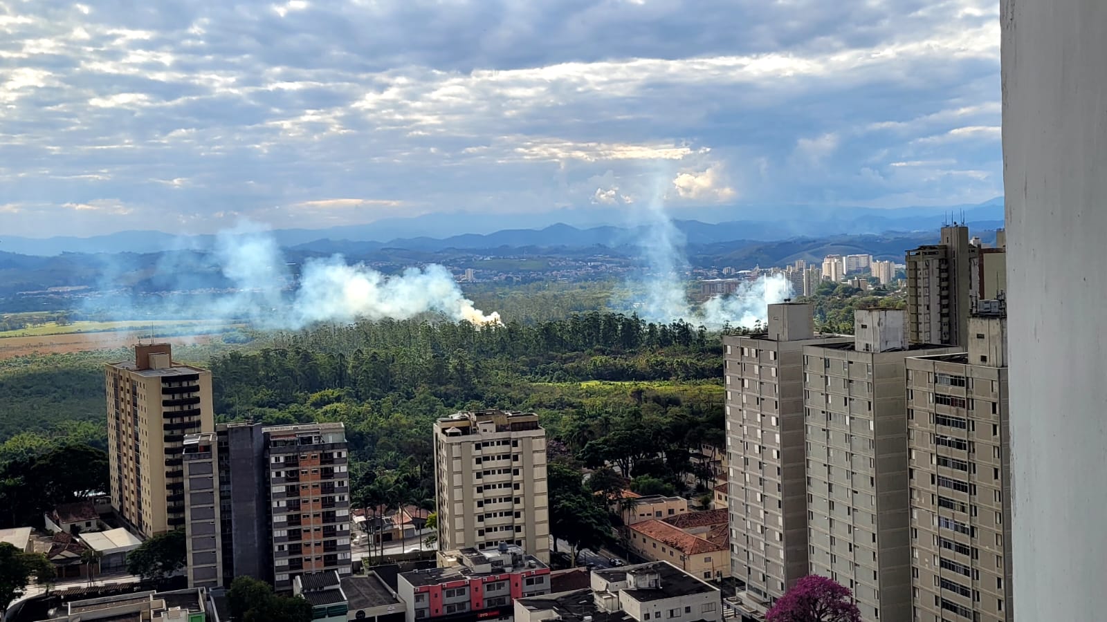 Defesa Civil combate dois focos de incêndio no Banhado, em SJC