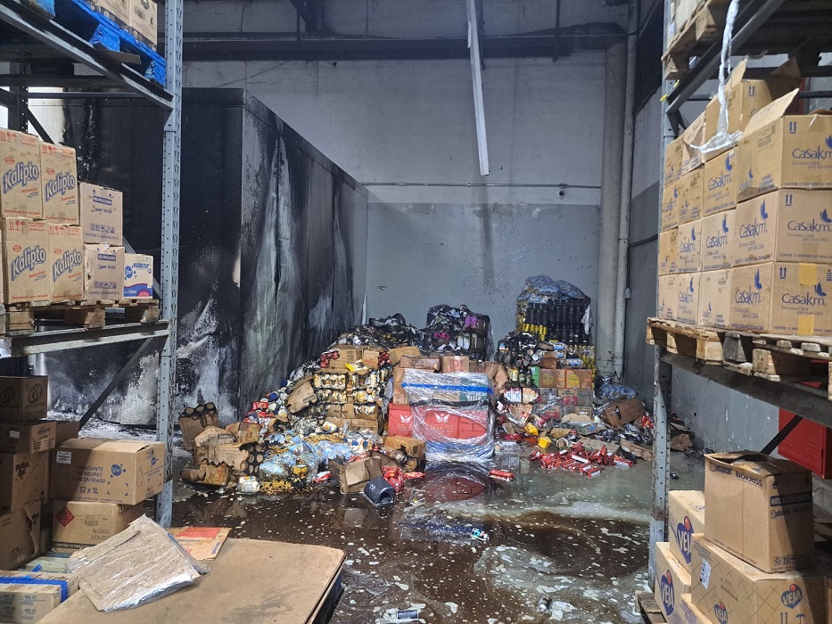 Incêndio atinge estoque de supermercado em Caraguá
