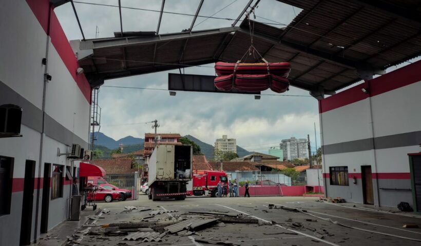 Ventos fortes destelham quartel dos Bombeiros em Caraguá