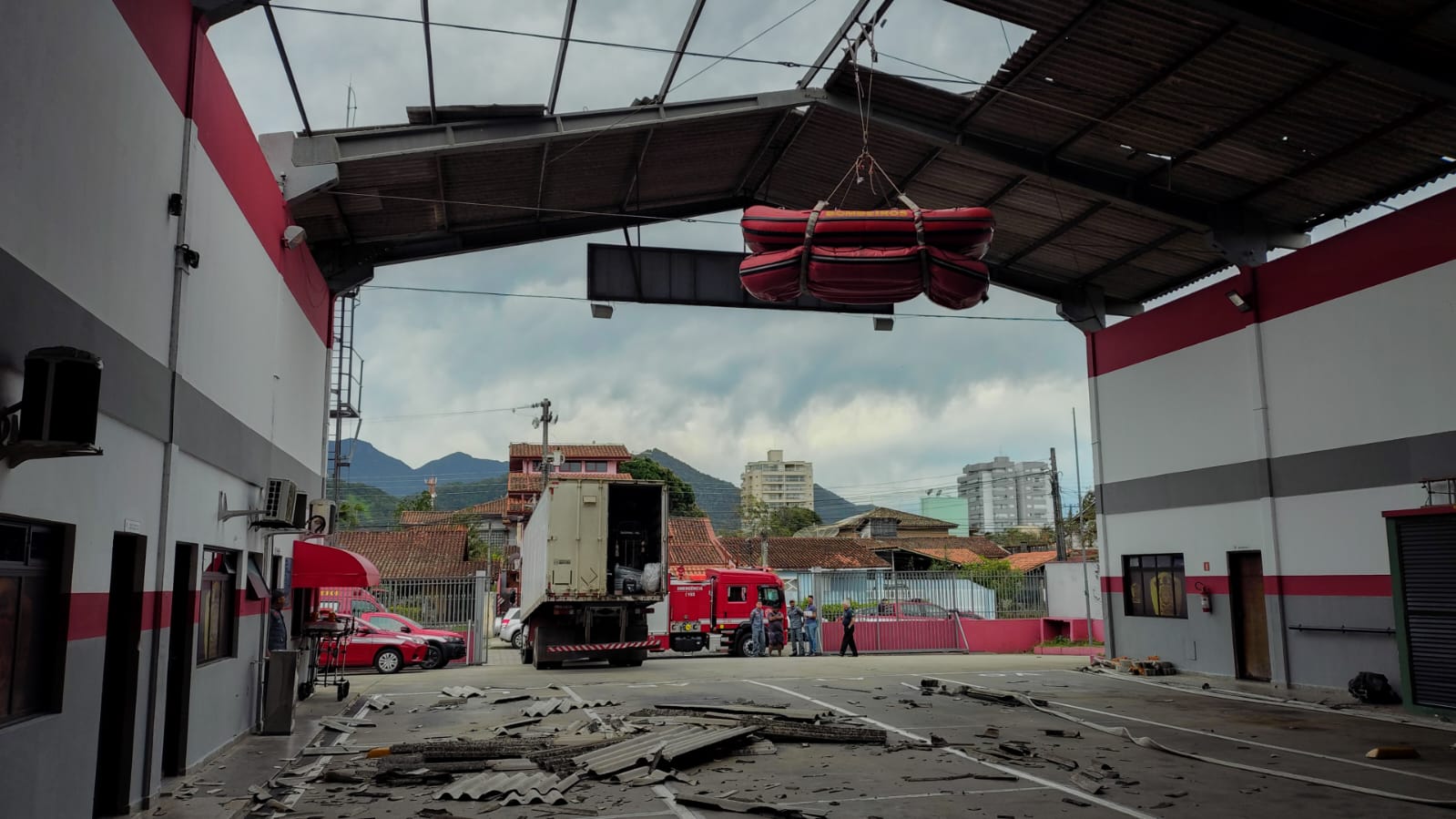 Ventos fortes destelham quartel dos Bombeiros em Caraguá