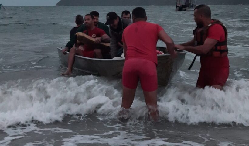 Família é resgatada de barco à deriva durante ressaca, em Ubatuba