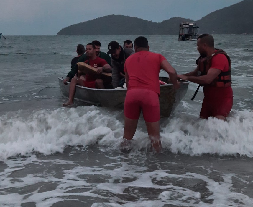 Família é resgatada de barco à deriva durante ressaca, em Ubatuba