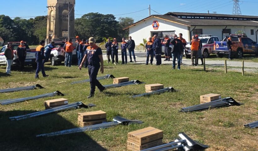 Defesa Civil de SP entrega kits contra fogo no Vale do Paraíba