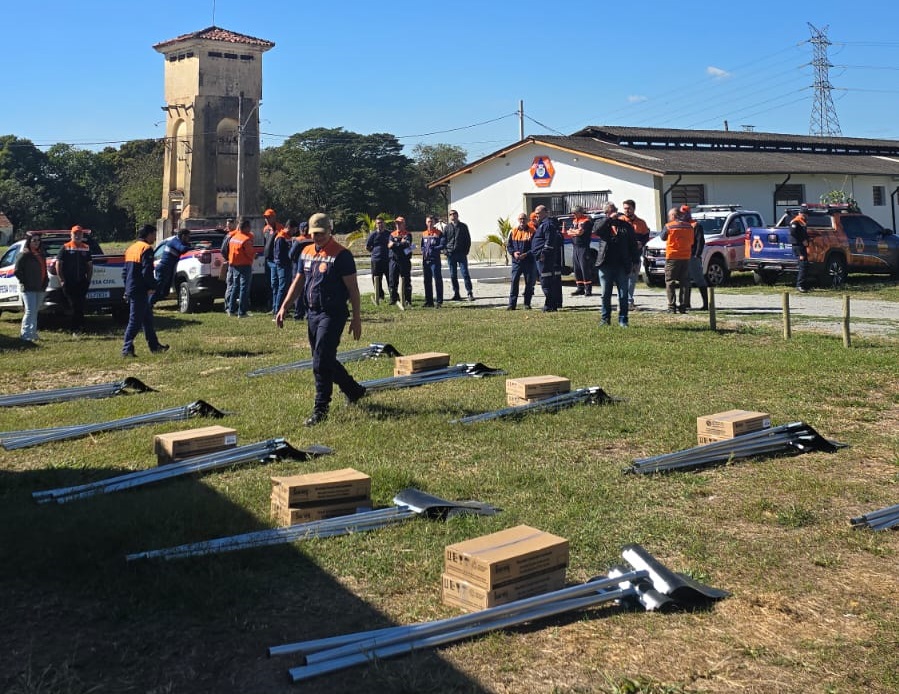 Defesa Civil de SP entrega kits contra fogo no Vale do Paraíba