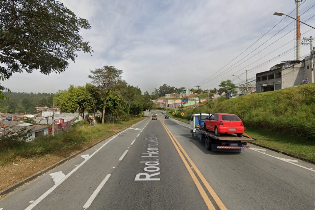 Motorista morre após caminhão tombar e atingir muro em Jacareí