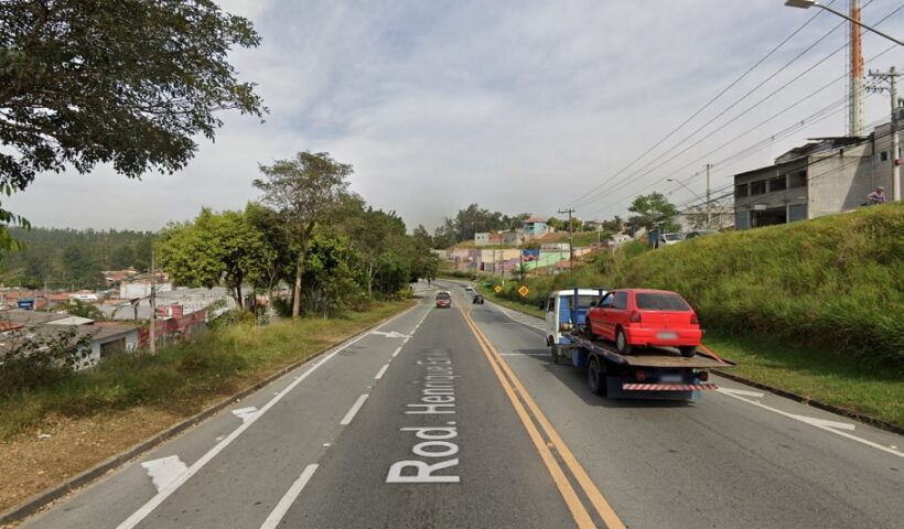 Motorista morre após caminhão tombar e atingir muro em Jacareí