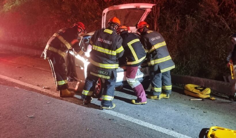 Homem fica preso às ferragens após colisão frontal em Ubatuba