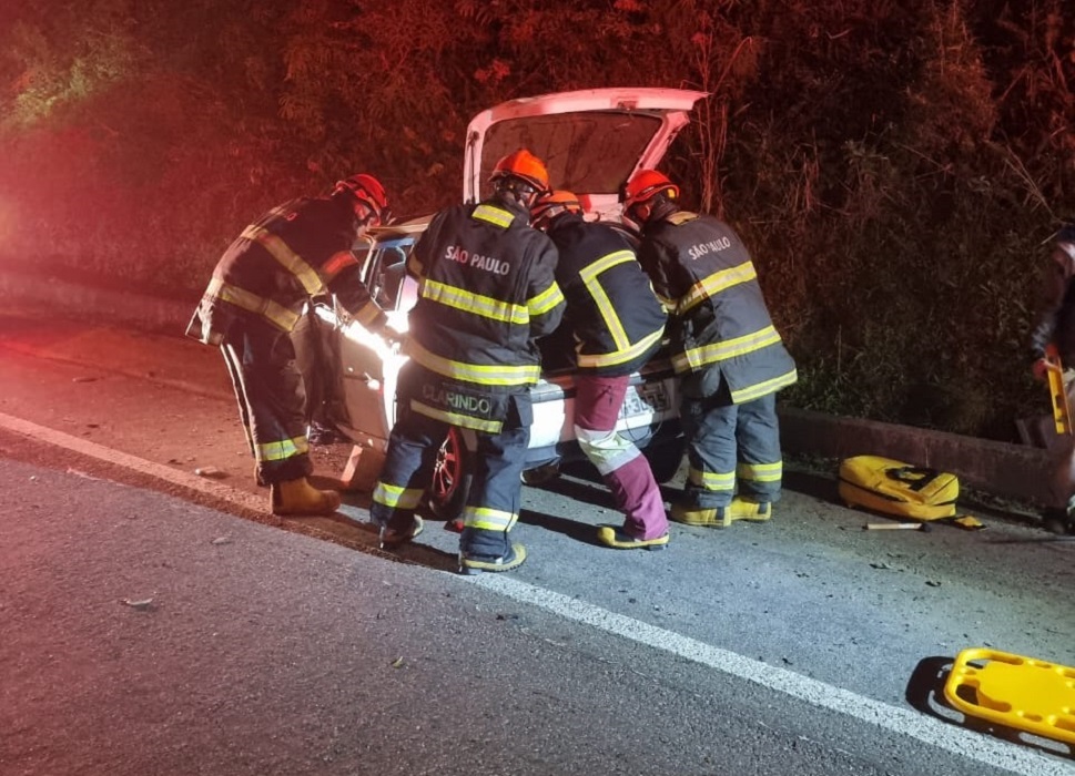 Homem fica preso às ferragens após colisão frontal em Ubatuba