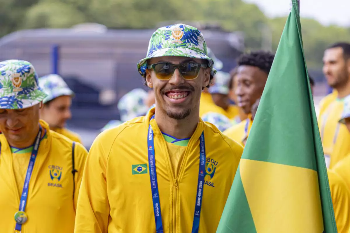 Adyel Borges foi o porta-bandeira do Brasil na cerimônia de abertura dos Jogos Universitários