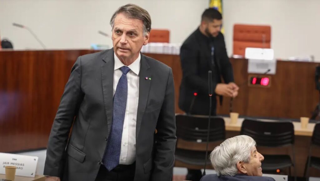 TORNOZELEIRA: PF acha na casa de Bolsonaro pen drive em banheiro, dólares e cópia de ação contra Moraes