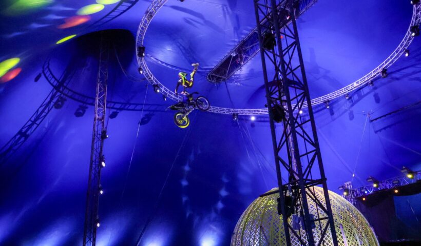 Show de freestyle motocross do Cirque Amar