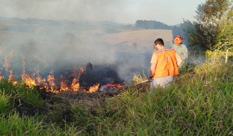 Combate a incêndio em Paraibuna no Vale do Paraíba