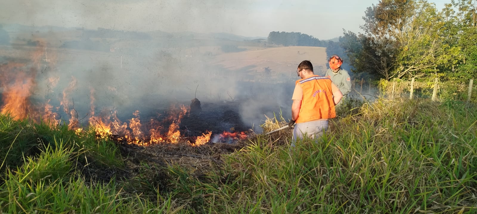 Combate a incêndios em vegetação em Paraibuna no Vale do Paraíba