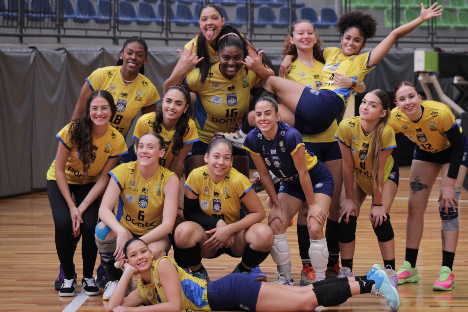 Equipe Sub-21 que irá representar o Vôlei São José na fase sudeste da Superliga C Feminina 2025