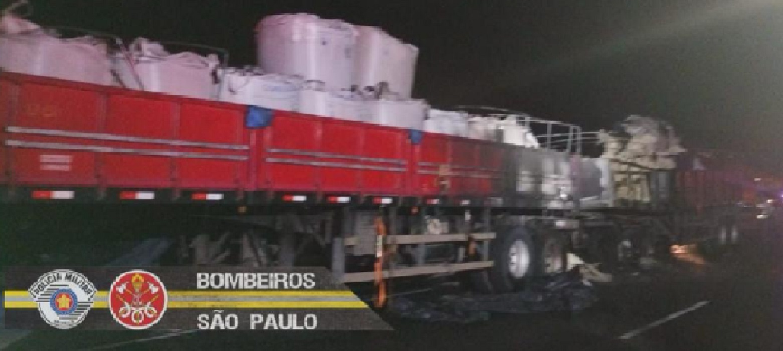 Incêndio atinge caminhão com 60 toneladas de açúcar em Jacareí