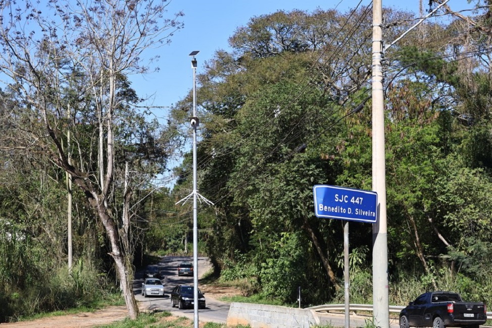 Câmera registra flagrante de descarte irregular em SJC