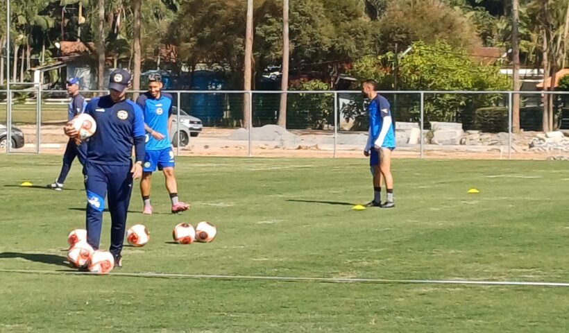 João Gabriel (chuteira preta) durante o treino desta quarta-feira (23) no Ninho da Águia