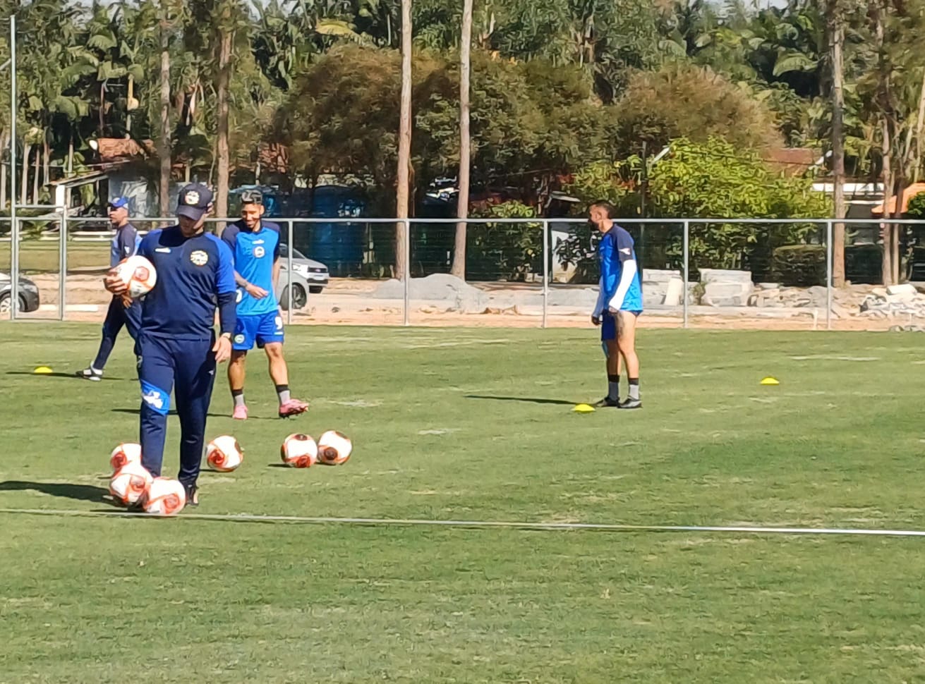 João Gabriel (chuteira preta) durante o treino desta quarta-feira (23) no Ninho da Águia