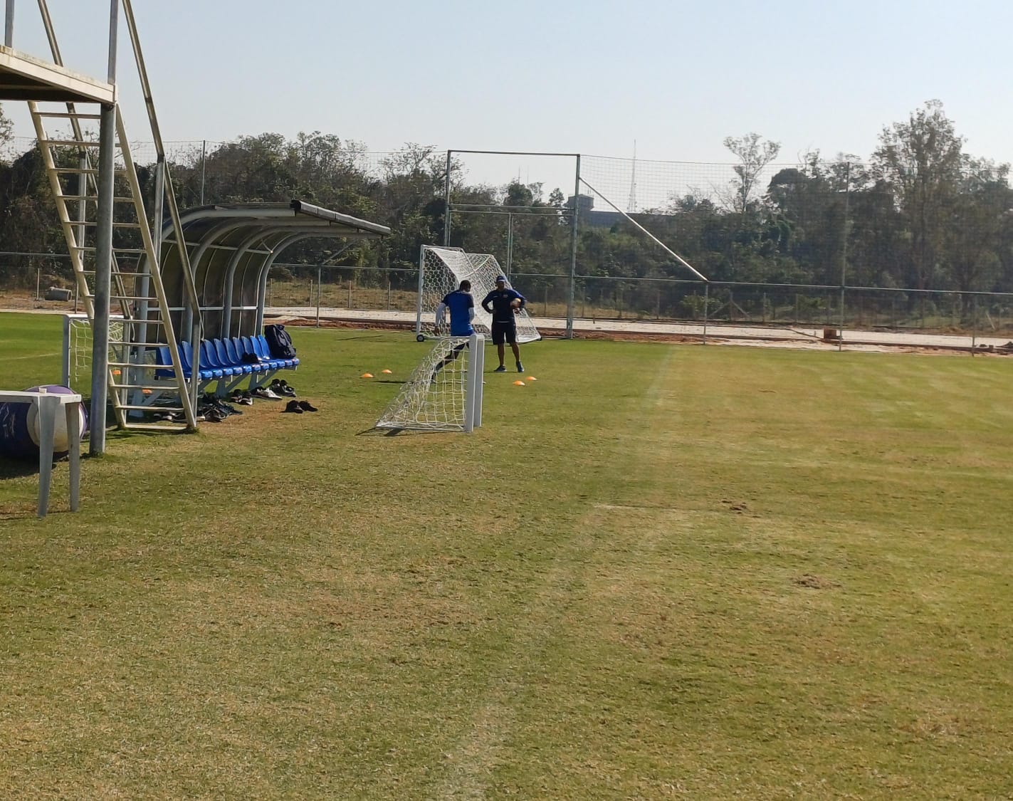 João Igor treinando separado do elenco no Ninho da Águia