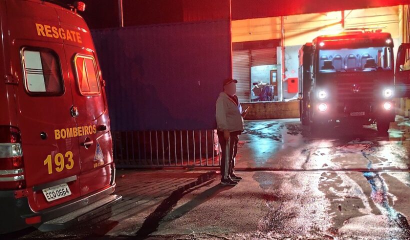 Incêndio atinge estoque de supermercado em Caraguá