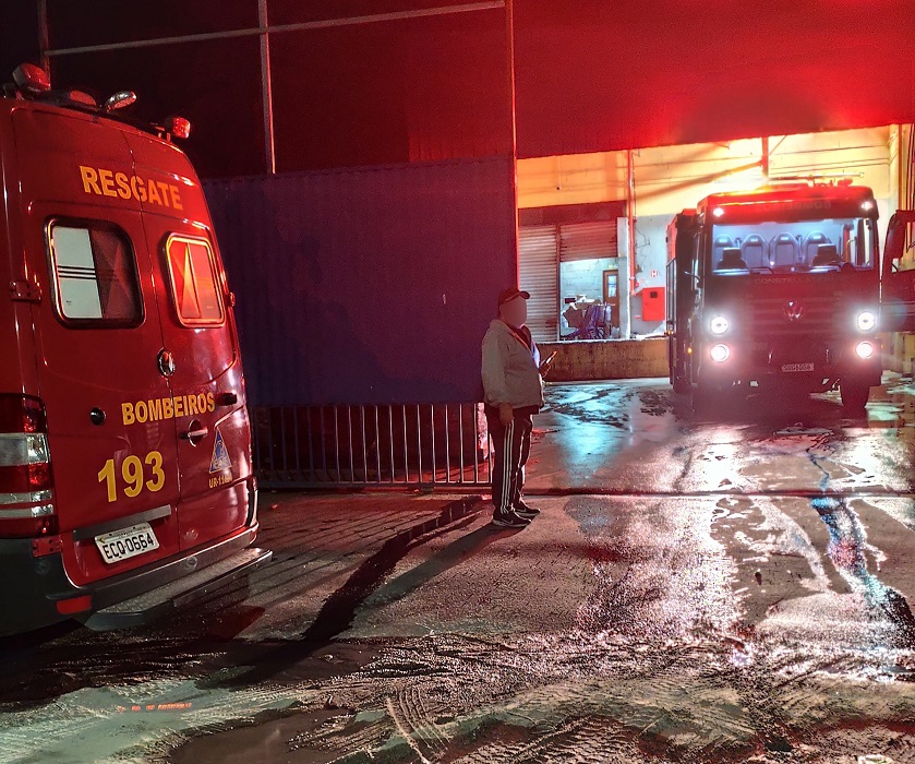 Incêndio atinge estoque de supermercado em Caraguá