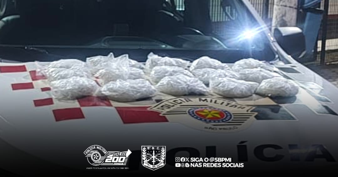 Dentro da bolsa, foram encontrados 1.950 pinos de cocaína já prontos para venda, totalizando aproximadamente 3 quilos da droga