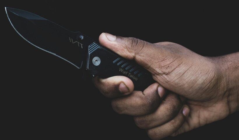 Na noite do último domingo (20 de julho de 2025), um homem foi preso em flagrante por tentativa de homicídio após atacar o próprio filho com uma faca durante uma discussão dentro de casa, no bairro Águas de Canindú, zona norte de São José dos Campos.