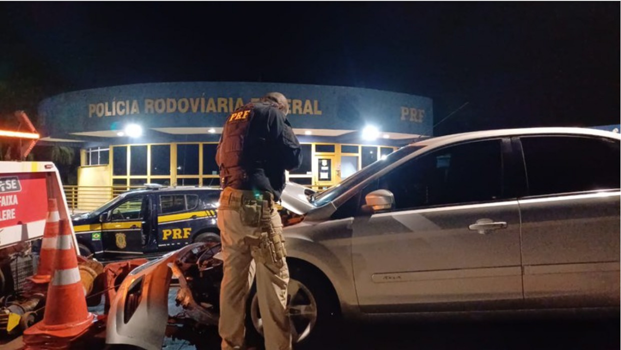 Veículo roubado em Jacareí é recuperado após acidente na Dutra em São José dos Campos