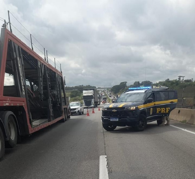 Acidentes com moto causam lentidão na Dutra em São José