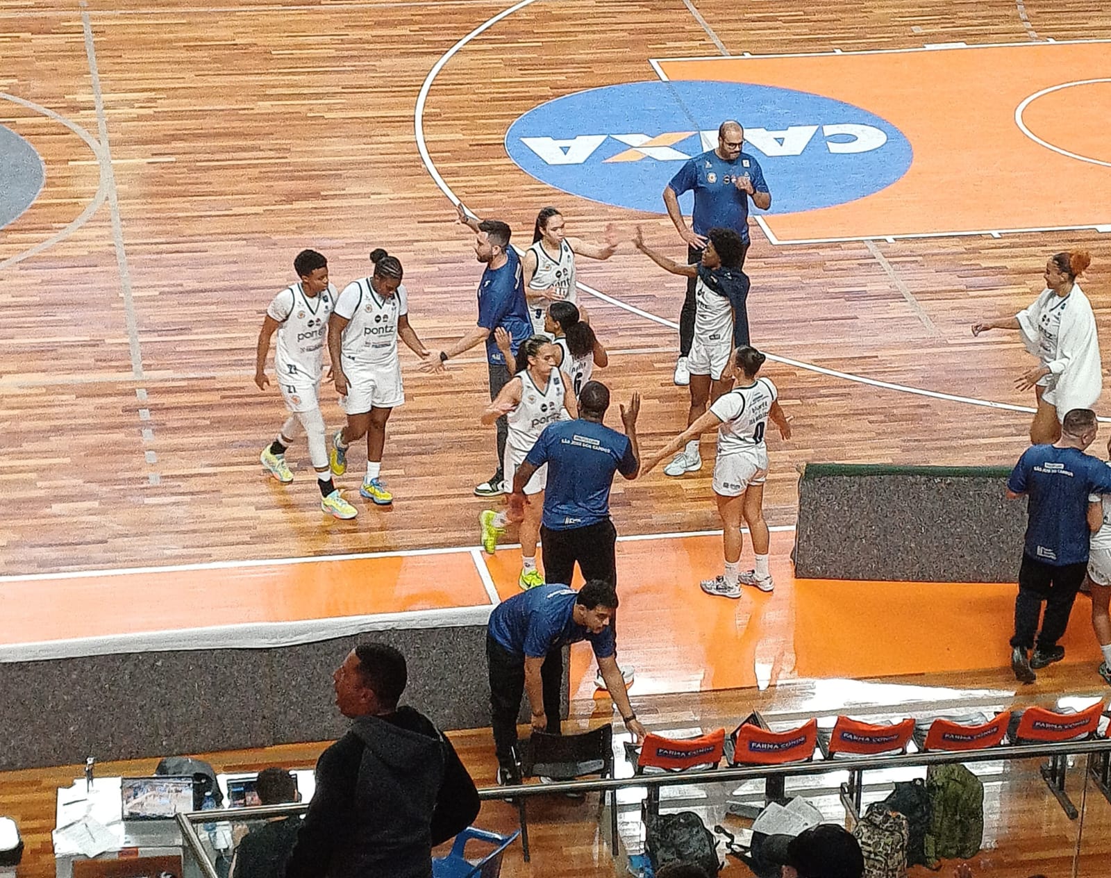 Jogadoras do São José Basketball comemoram vitória no primeiro jogo das semifinais da LBF