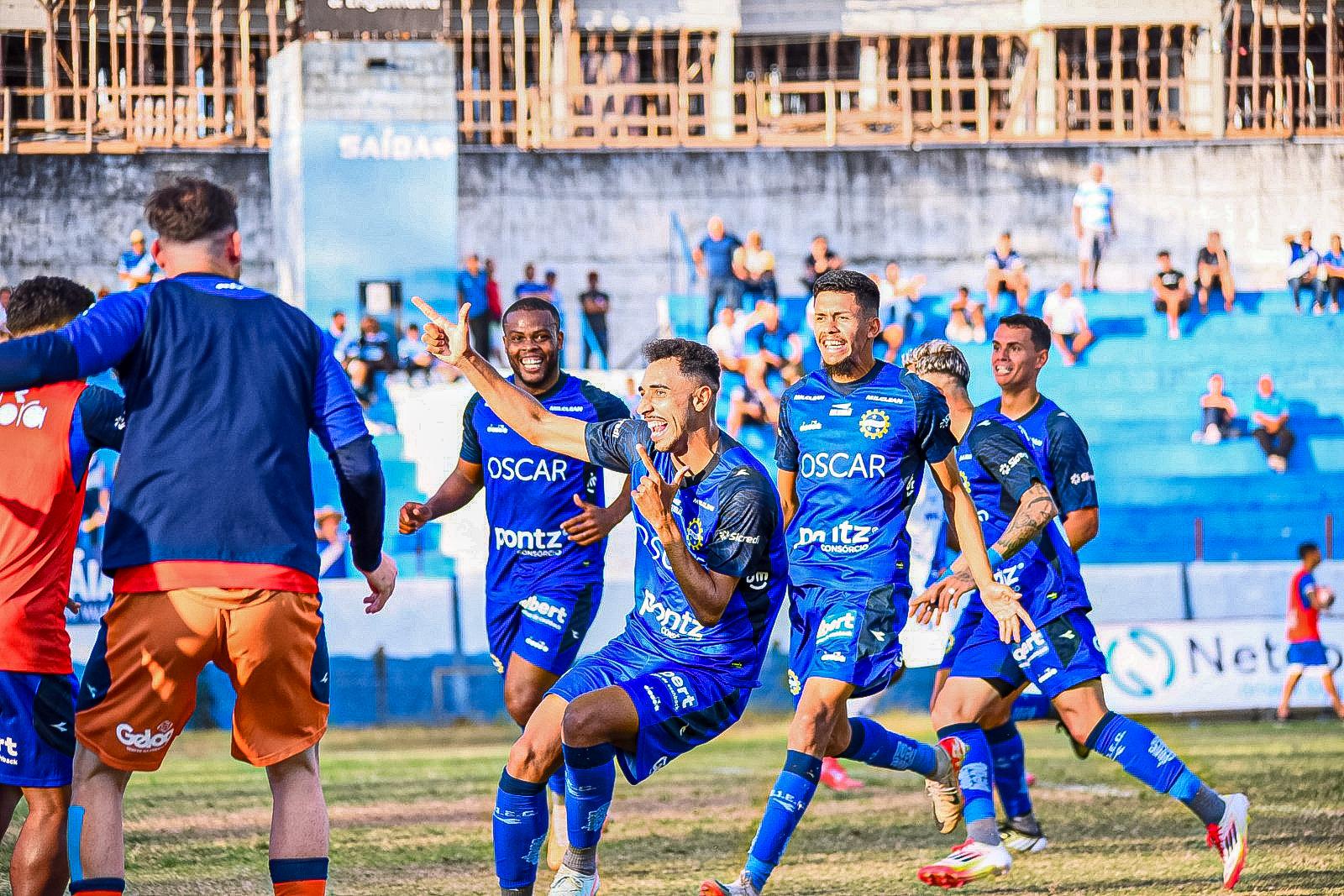 Jogadores do São José EC comemoram vitória no Clássico do Vale disputado no Joaquinzão