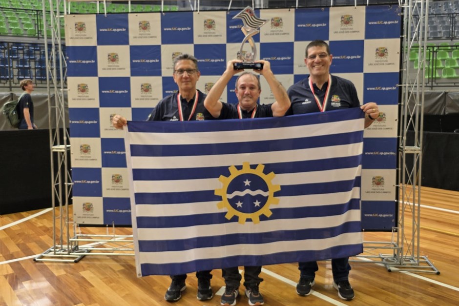 Claudemir Cabral, chefe da delegação joseense, ergue o troféu dos Jogos Regionais ao lado de André Bonafé e Luiz Fabio de Carvalho