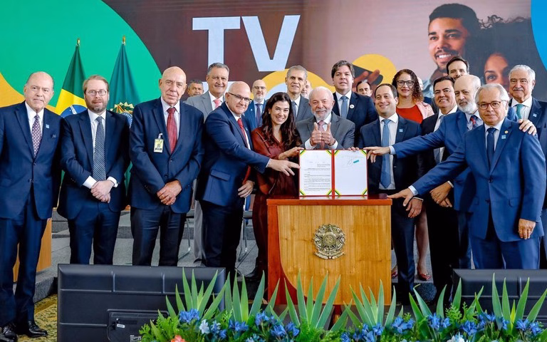 O presidente Luiz Inácio Lula da Silva assinou, nesta quarta-feira (27), o Decreto nº 12.595/2025, que regulamenta a TV 3.0 no Brasil.